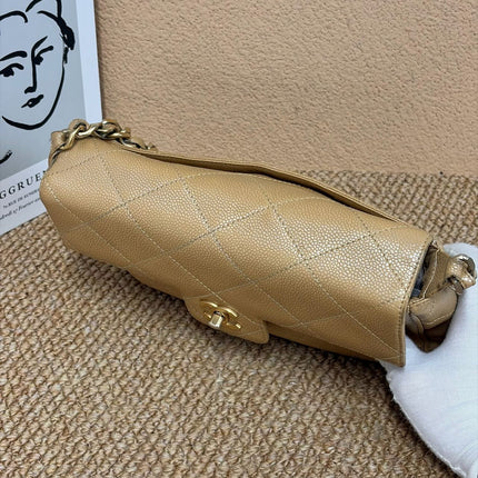 Sac bandoulière Chanel vintage en cuir caviar beige, quincaillerie dorée