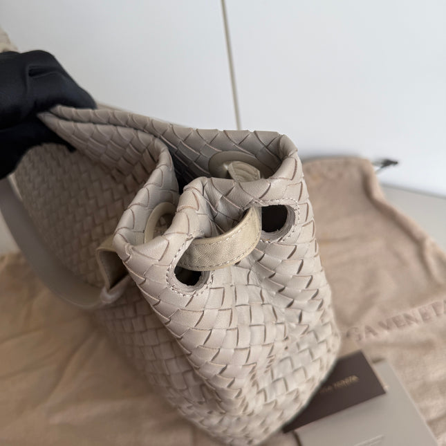 Bottega Veneta Garda Shoulder Bag Intrecciato Nappa Leather Light Grey Large 33cm