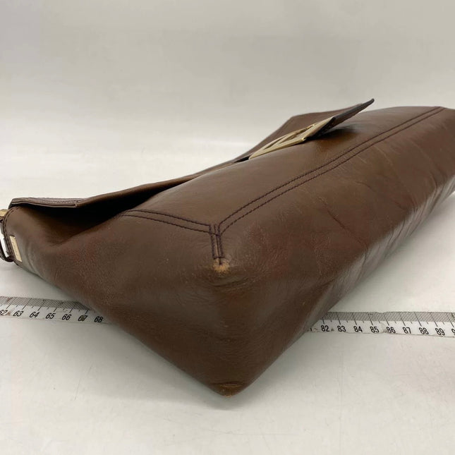 Sac à bandoulière FENDI Baguette en cuir verni froissé noir, grand modèle