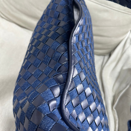 Sac hobo Bottega Veneta Hop grand modèle en cuir et jean Intrecciato bleu marine 55 cm