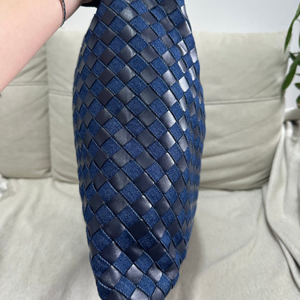 Sac hobo Bottega Veneta Hop grand modèle en cuir et jean Intrecciato bleu marine 55 cm