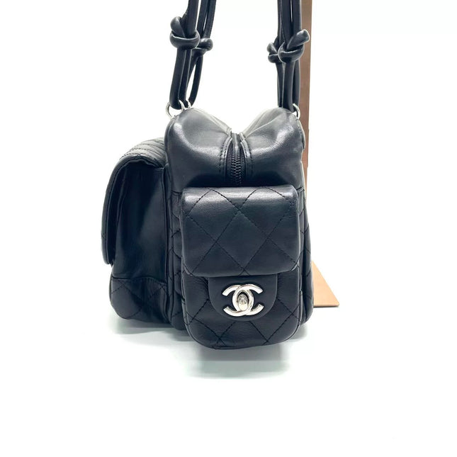Sac Reporter Chanel Cambon multi-poches, taille moyenne, en cuir de veau noir avec CC noir