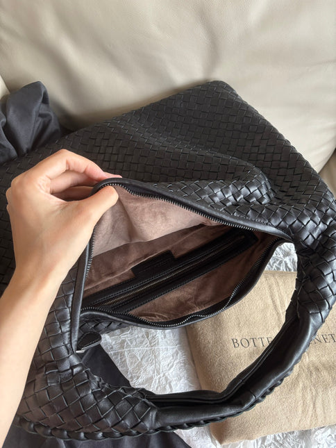 Bottega Veneta Intrecciato Hobo Bag Medium Black Lambskin leather 45cm