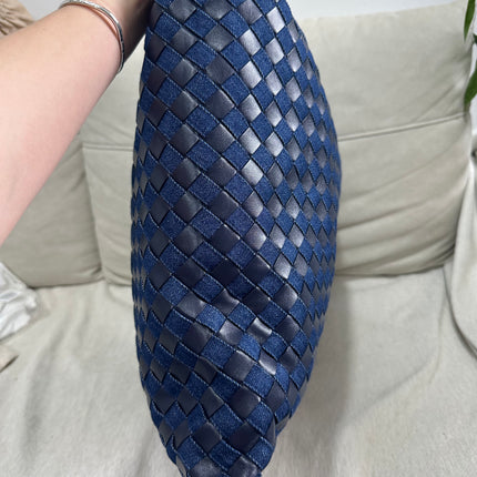 Sac hobo Bottega Veneta Hop grand modèle en cuir et jean Intrecciato bleu marine 55 cm