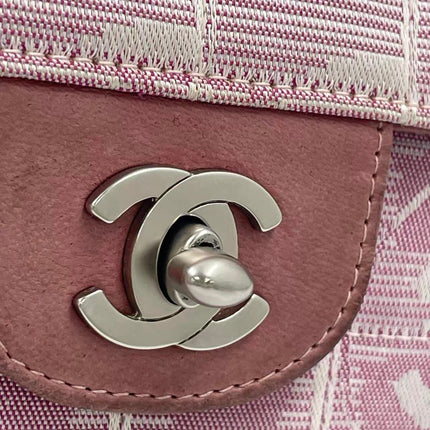 Chanel East West Chocolate Bar en jean rose avec motifs Coco
