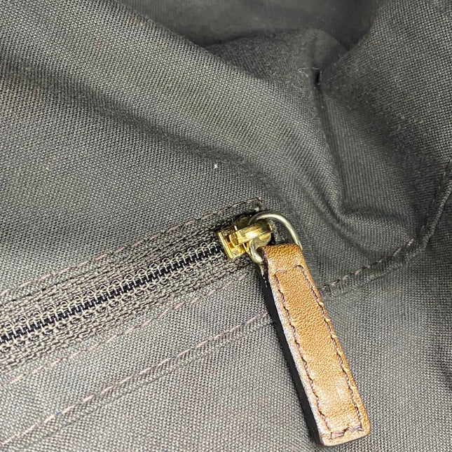 Sac à bandoulière FENDI Baguette en cuir verni froissé noir, grand modèle