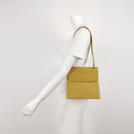 Sac à rabat Chanel Vintage Kelly en cuir caviar jaune et finitions dorées 24 carats 1997-1999