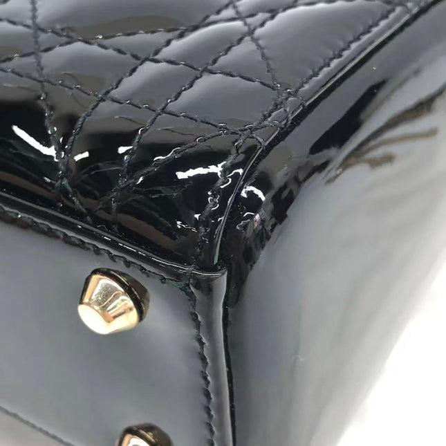 Rote Mini-Handtasche aus Lackleder von Lady Dior mit goldenen Beschlägen