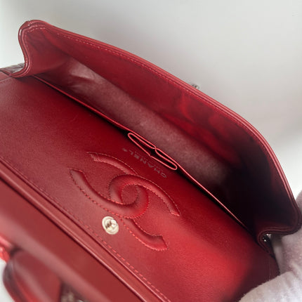 Chanel Classique rabat moyen cuir verni rouge finitions argentées