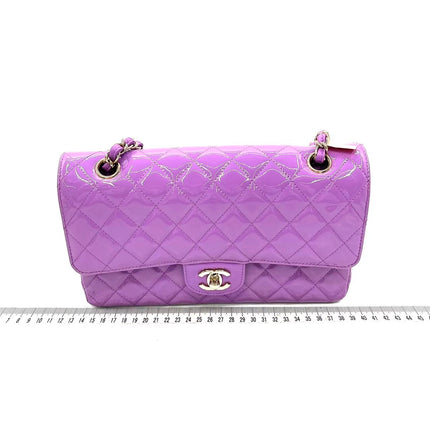 Chanel Classique rabat moyen cuir verni rouge finitions argentées