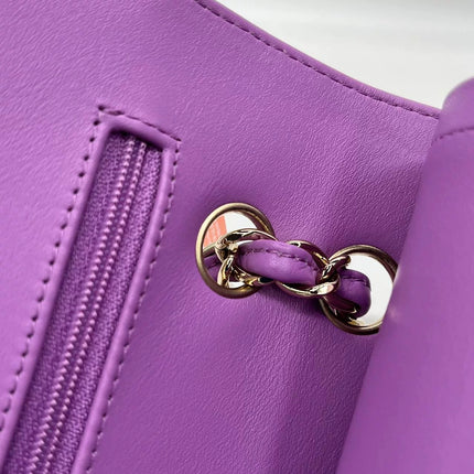 Chanel Classique rabat moyen cuir verni rouge finitions argentées