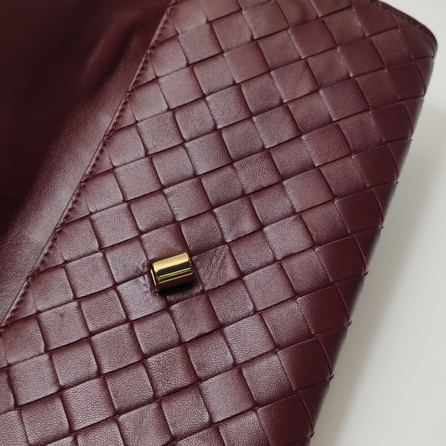 Bottega Veneta Andiamo Clutch Small Burgundy Handbag