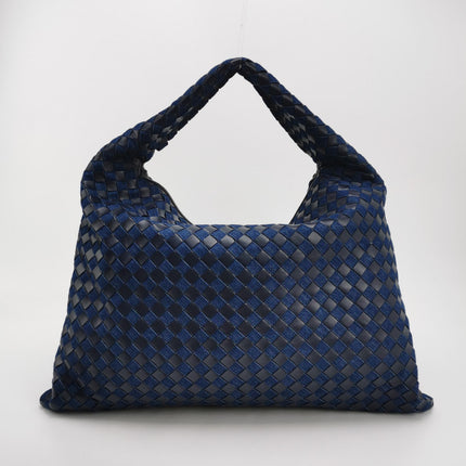 Sac hobo Bottega Veneta Hop grand modèle en cuir et jean Intrecciato bleu marine 55 cm