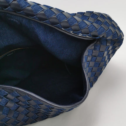 Sac hobo Bottega Veneta Hop grand modèle en cuir et jean Intrecciato bleu marine 55 cm
