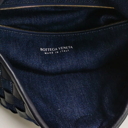 Sac hobo Bottega Veneta Hop grand modèle en cuir et jean Intrecciato bleu marine 55 cm