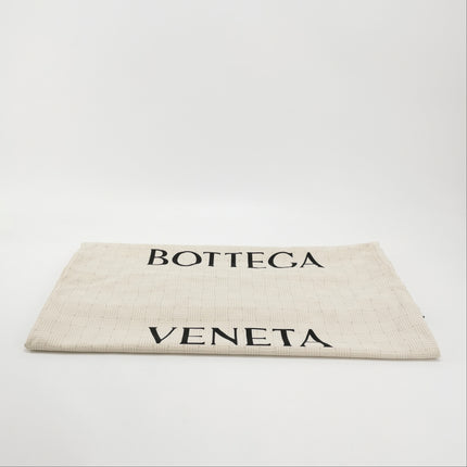 Sac hobo Bottega Veneta Hop grand modèle en cuir et jean Intrecciato bleu marine 55 cm
