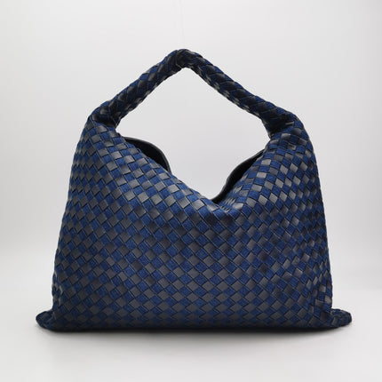 Sac hobo Bottega Veneta Hop en cuir et denim Intrecciato marine 55 cm