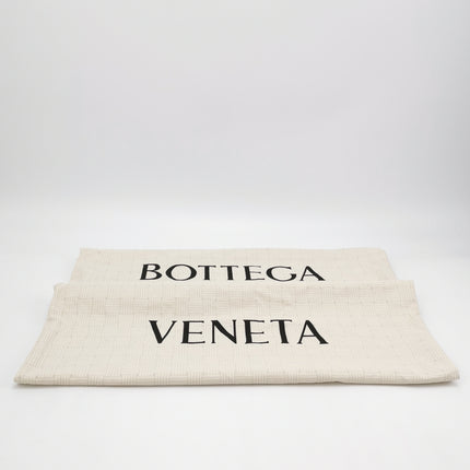 Sac hobo Bottega Veneta Hop en cuir et denim Intrecciato marine 55 cm