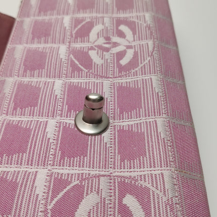 Chanel East West Chocolate Bar en jean rose avec motifs Coco