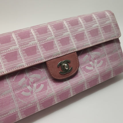 Chanel East West Chocolate Bar en jean rose avec motifs Coco