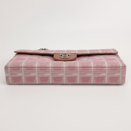 Chanel East West Chocolate Bar en jean rose avec motifs Coco