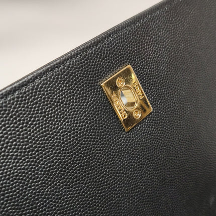 Sac à rabat Chanel Captain Gold petit, en cuir caviar noir
