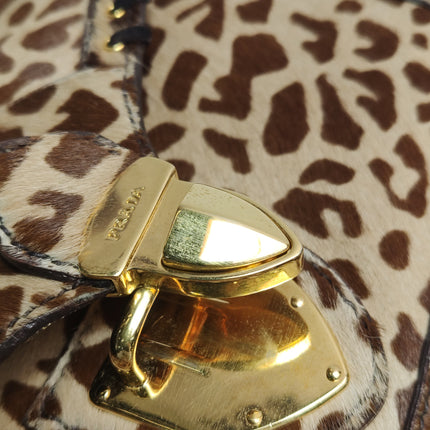 Sac bandoulière Prada Messenger en poulain imprimé léopard avec franges