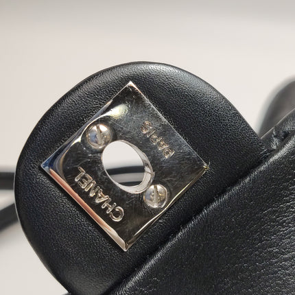 Sac Reporter Chanel Cambon multi-poches, taille moyenne, en cuir de veau noir avec CC noir