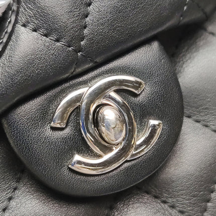 Sac Reporter Chanel Cambon multi-poches, taille moyenne, en cuir de veau noir avec CC noir