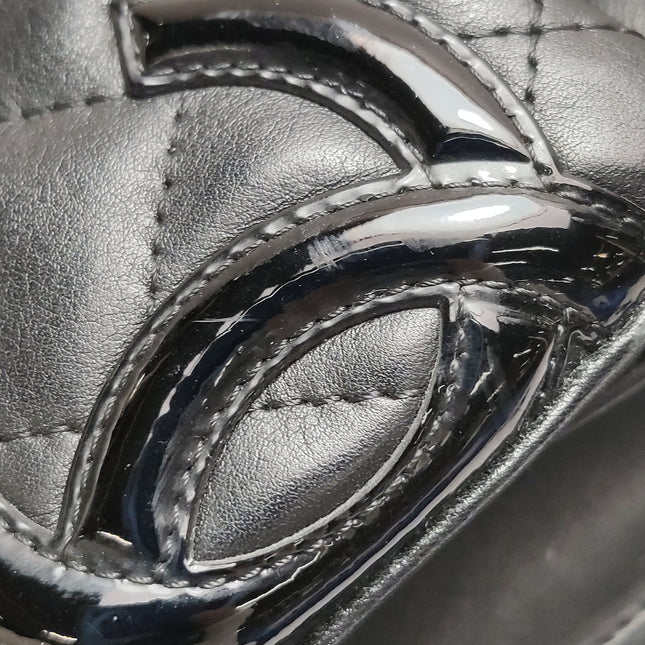 Sac Reporter Chanel Cambon multi-poches, taille moyenne, en cuir de veau noir avec CC noir