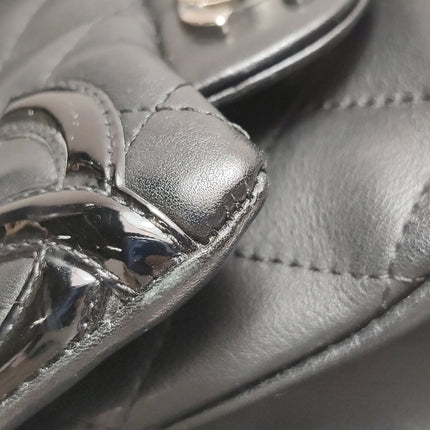 Sac Reporter Chanel Cambon multi-poches, taille moyenne, en cuir de veau noir avec CC noir