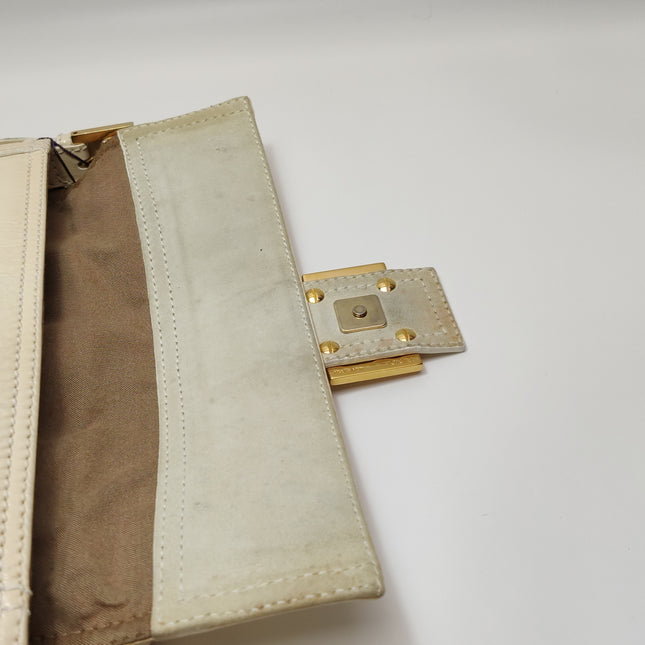 Sac à bandoulière FENDI Baguette en cuir verni froissé blanc