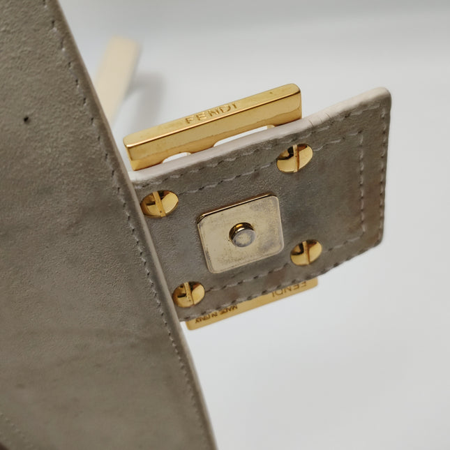 Sac à bandoulière FENDI Baguette en cuir verni froissé blanc