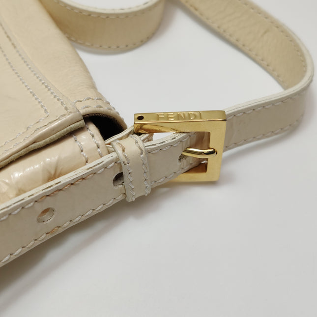 Sac à bandoulière FENDI Baguette en cuir verni froissé blanc