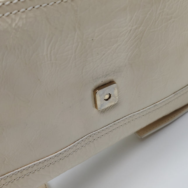 Sac à bandoulière FENDI Baguette en cuir verni froissé blanc