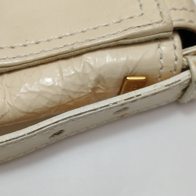 Sac à bandoulière FENDI Baguette en cuir verni froissé blanc