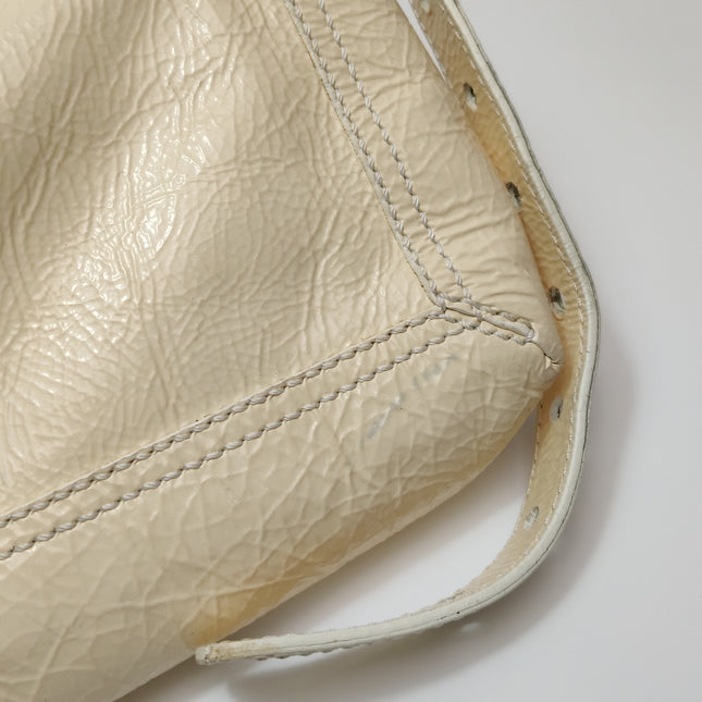 Sac à bandoulière FENDI Baguette en cuir verni froissé blanc