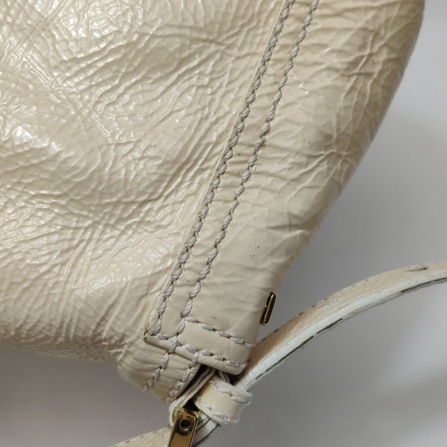 Sac à bandoulière FENDI Baguette en cuir verni froissé blanc