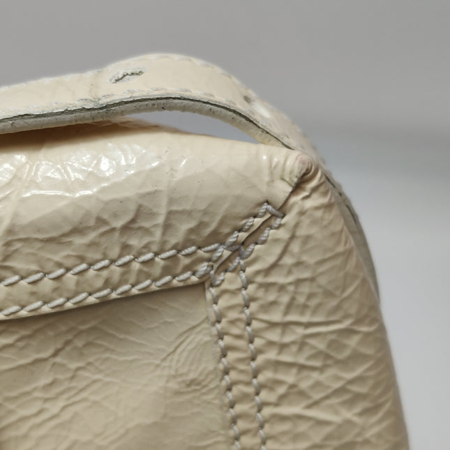 Sac à bandoulière FENDI Baguette en cuir verni froissé blanc