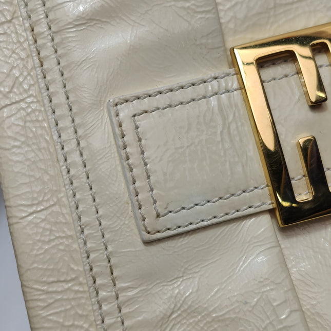 Sac à bandoulière FENDI Baguette en cuir verni froissé blanc