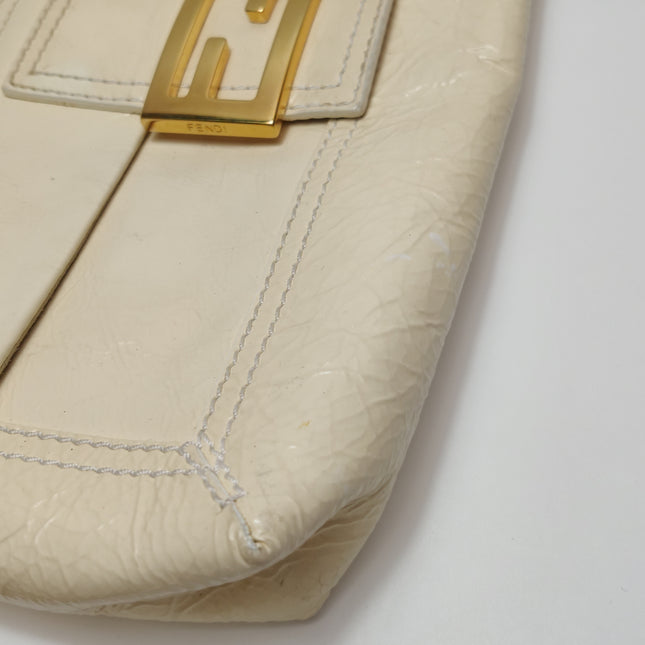 Sac à bandoulière FENDI Baguette en cuir verni froissé blanc