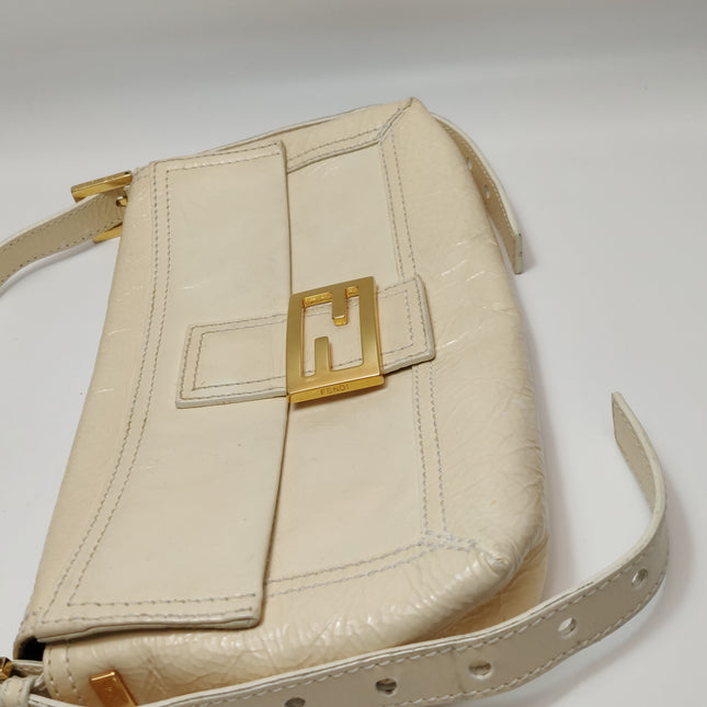Sac à bandoulière FENDI Baguette en cuir verni froissé blanc