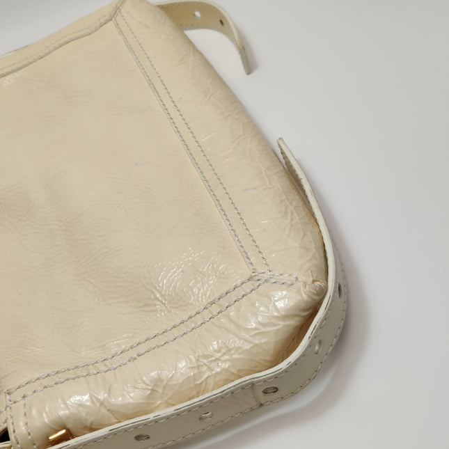Sac à bandoulière FENDI Baguette en cuir verni froissé blanc