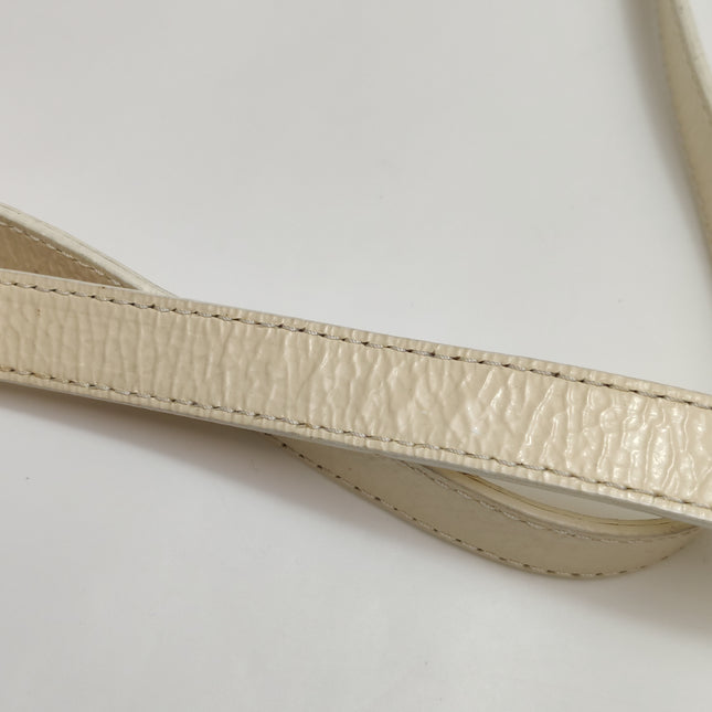 Sac à bandoulière FENDI Baguette en cuir verni froissé blanc