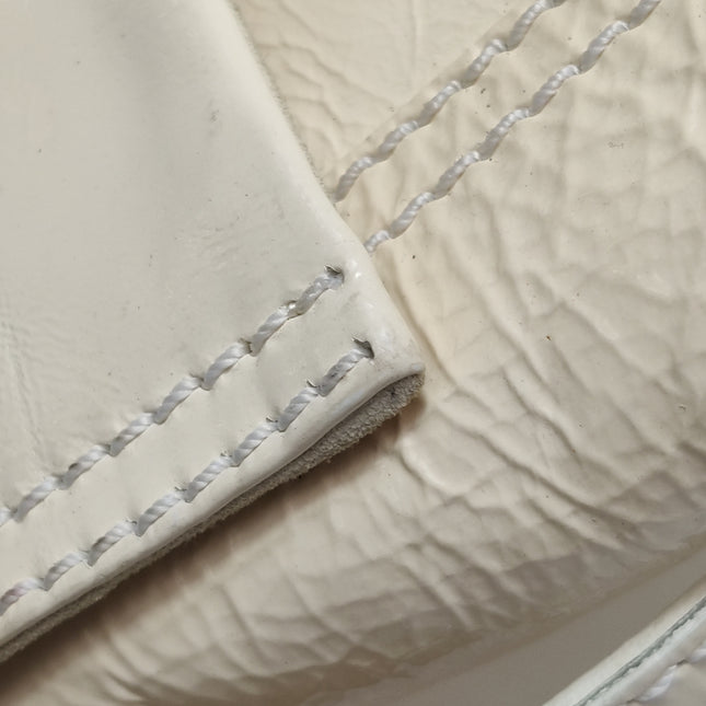 Sac à bandoulière FENDI Baguette en cuir verni froissé blanc