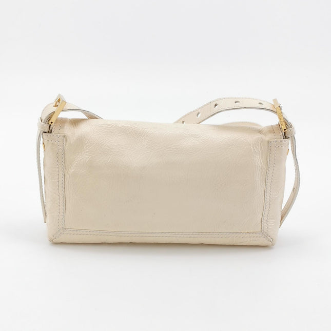 Sac à bandoulière FENDI Baguette en cuir verni froissé blanc