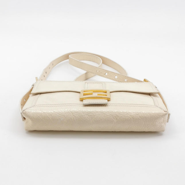 Sac à bandoulière FENDI Baguette en cuir verni froissé blanc