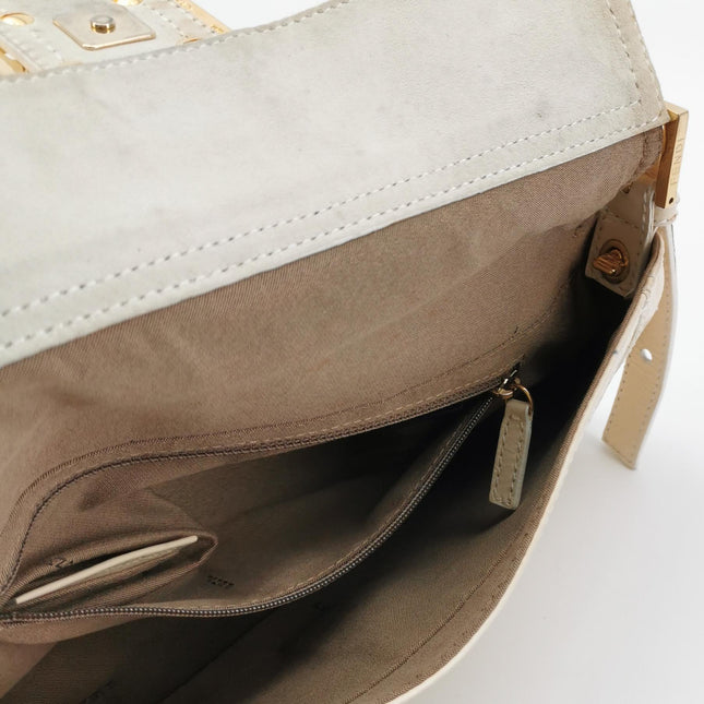 Sac à bandoulière FENDI Baguette en cuir verni froissé blanc
