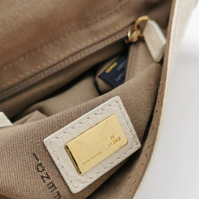 Sac à bandoulière FENDI Baguette en cuir verni froissé blanc