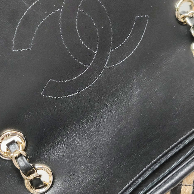 Sac à rabat Chanel Medium en raphia et jute rayé, surpiqûres façon diamant, noir